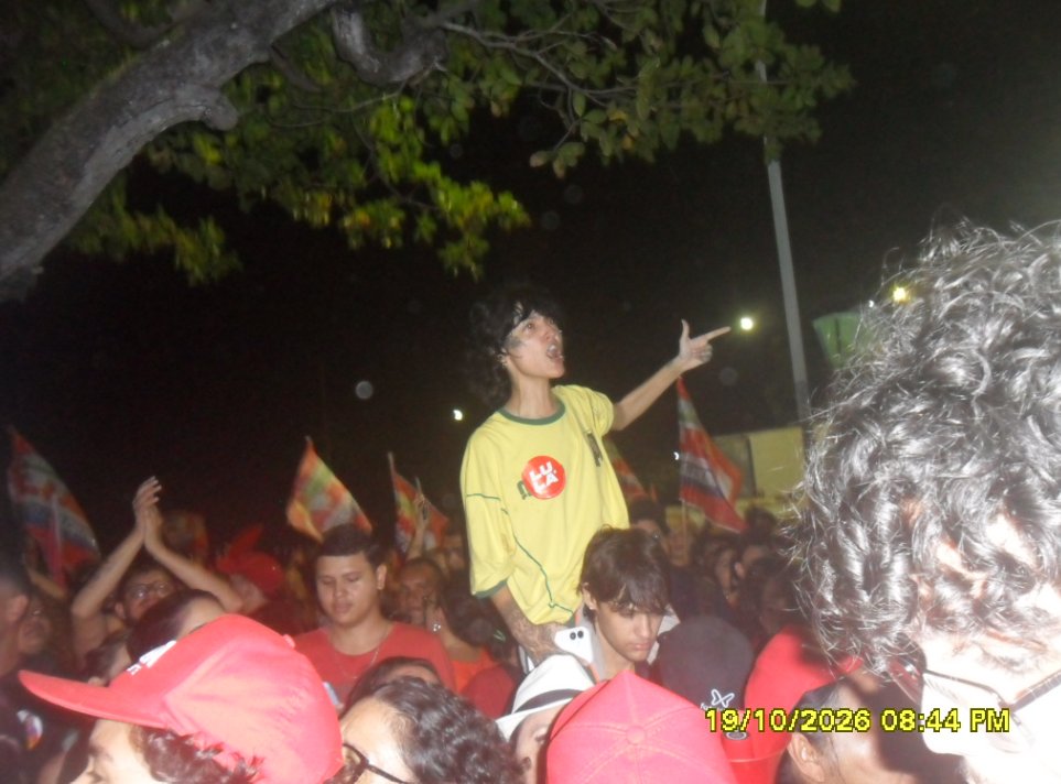 yassprite's tweet photo. passarinho a voz do povo https://t.co/6sczn4BDWw