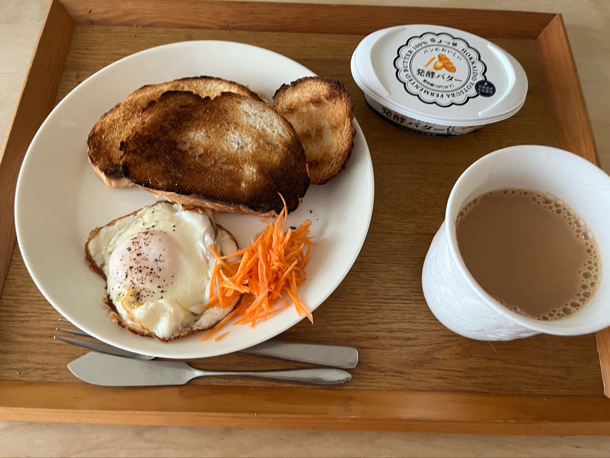 Miniminim12's tweet photo. 朝ごはん

目玉焼きは縁がカリッと焼けているのが好き

今日はお出かけ予定にしていたけれど、家の中は出かけている場合ではない状態だし、事務仕事も手付かずだし、手仕事もやりたいこと満載のため
朝パートちょい残業を受けてこのあとは家で過ごす

いくつこなせるかなー https://t.co/6SuMcoUOVu