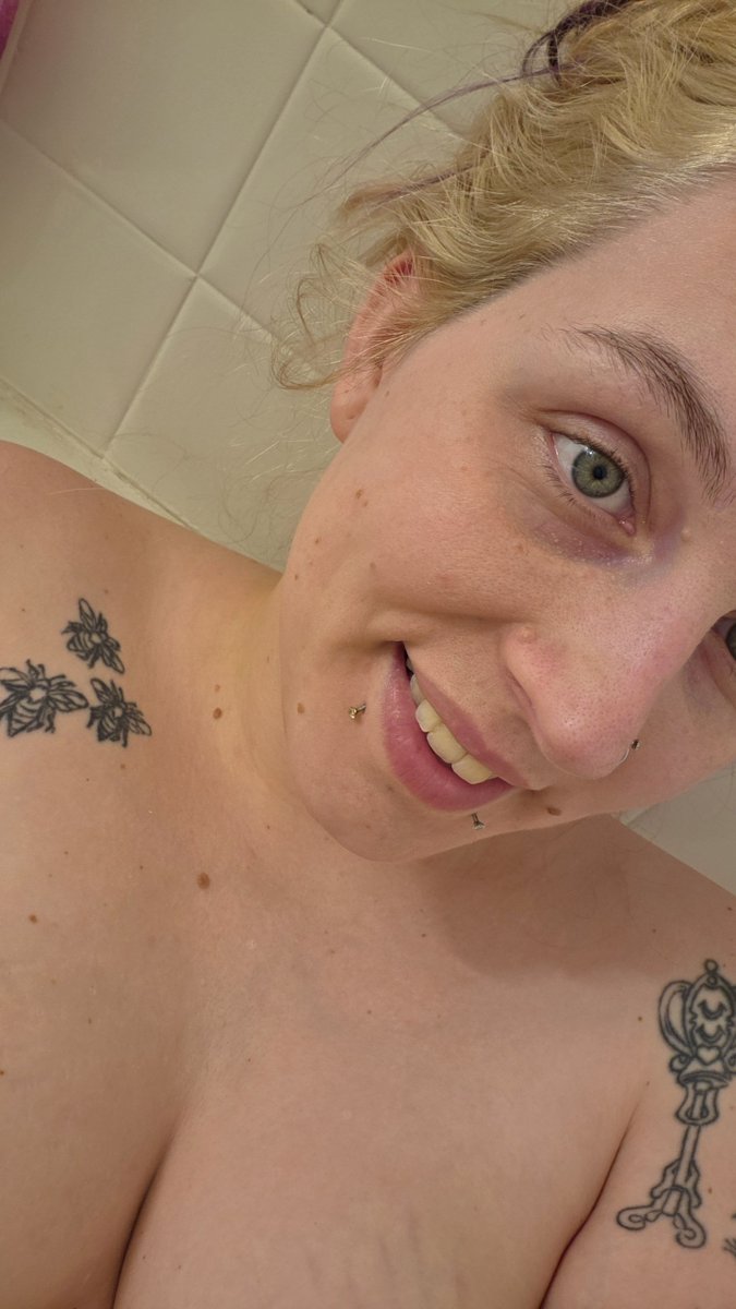 itsirisbabe's tweet photo. It's been a long day time to take a relaxing bath then bed. I hope you babies had a great monday 😘 https://t.co/xMucK5QUGJ