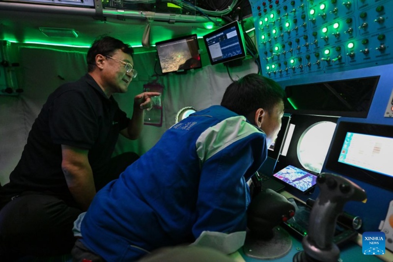 DiarioPovo's tweet photo. O navio de pesquisa chinês "Deep Sea No. 1", que transporta o submersível #Jiaolong, encontra-se atualmente no Oceano Pacífico ocidental para a realização de pesquisas científicas em águas profundas.
O Jiaolong concluiu com sucesso seu 470º mergulho no dia 15 de outubro. https://t.co/OBesZ8gE7g