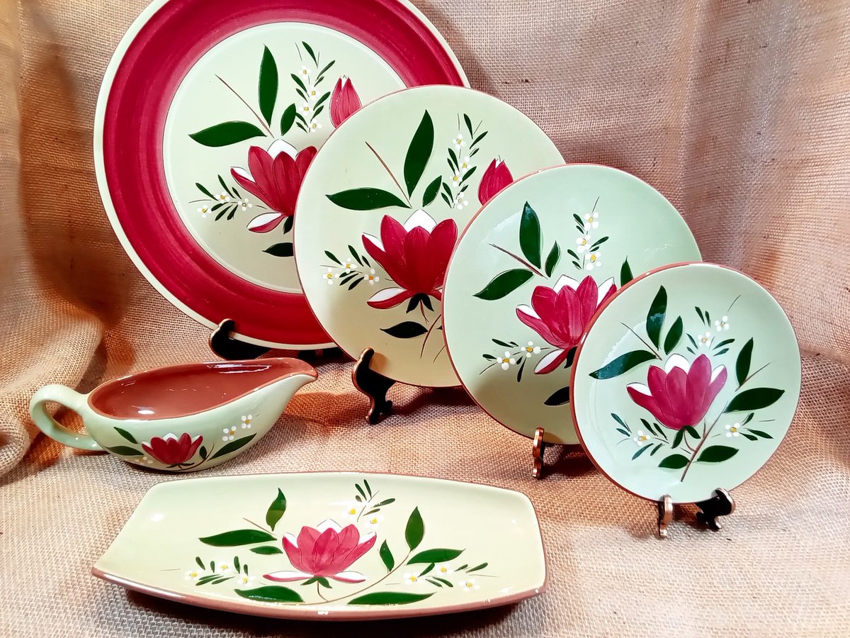 RetroRecollec's tweet photo. https://t.co/ubf9LrNnTh 
Stangl Magnolia Dinnerware
Mix and match vintage Stangl Magnolia pieces to complete your table. Available options include a large round platter, dinner plates, salad plates, bread plates, pickle dishes, and a gravy boat.
#WiseShopper #StanglMagnolia https://t.co/sBdvZYHnOh