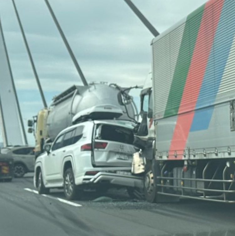 Litvyak501_MKD's tweet photo. 挟まれたら軽も乗用車も同じって言うけど、数パーセントでも生存確率を上げれるなら普通車乗った方がいいんじゃないですかね? https://t.co/0iPL8IYdxT