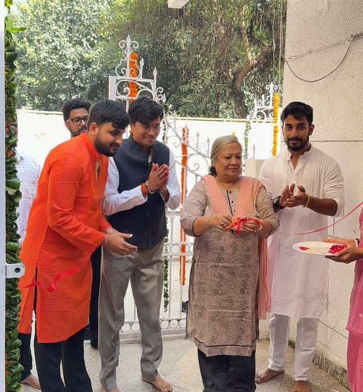 Gaurv_Jaiswal's tweet photo. YSS (Youth Stand for Society) — महिला सशक्तिकरण की एक सकारात्मक मिसाल! ❤️👏

आज के समय में बहुत-से संगठन महिला सम्मान की बातें तो करते हैं, लेकिन YSS ने महिलाओं को सक्रिय भागीदारी देने और नेतृत्व की जिम्मेदारी सौंपने की दिशा में एक सराहनीय पहल की है।

@sarthakbhagat45 और @sagarprashar98 जी द्वारा शुरू किए गए YSS में लड़कियों को सक्रिय रखना और दो लड़कियों को इंचार्ज एवं को-इंचार्ज जैसी जिम्मेदारियाँ सौंपना इस बात का उदाहरण है कि महिलाओं को केवल सम्मान ही नहीं, बल्कि नेतृत्व करने का अवसर भी मिलना चाहिए।

क्योंकि नारी सशक्तिकरण का असली अर्थ सिर्फ महिलाओं का सम्मान करना नहीं, बल्कि उन पर विश्वास करना, उन्हें जिम्मेदारी देना और निर्णय लेने में बराबर की भागीदारी सुनिश्चित करना भी है।

YSS की यह पहल सराहनीय है। 

YSS — जहाँ सम्मान के साथ अवसर भी मिलता है! 💐❤️