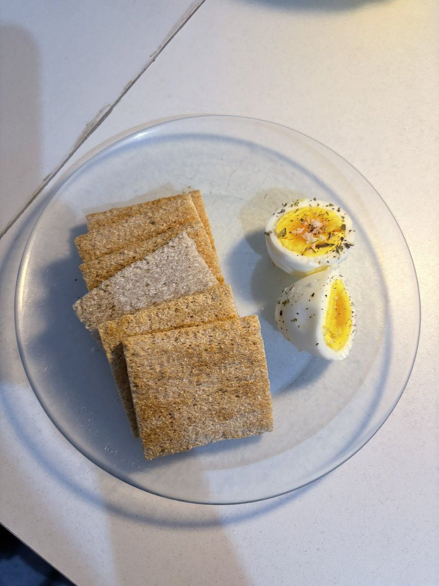 hanakookiee's tweet photo. 2- dinner ≈ 130

•🩷 magic toast pack (this snack)=60 
(13g carbs/ 1.6g protein/ 0.5g fat)

• 🥚one boiled egg= 70
-added salt and seasoning ≈0
(0.6g carbs/6.3g protein/ 5.3g fat)

#edtwt https://t.co/pFOuURLyAi
