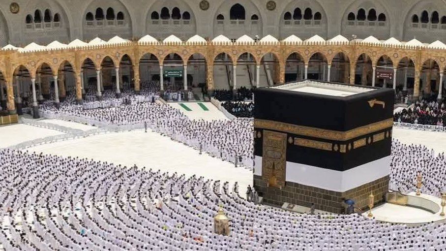 mw_233's tweet photo. "Ya Allah", I am uneasy. "Ya Malik", I am lost and confused. "Ya Ghaffar", forgive my sins. Ya "Jabbar", help put back the heart you didn’t break. "Ya Karim", bless me with an abundance of health, wealth, love, and success. "Ya Razzaq", provide for me through means I didn’t know existed. "Ya Fattah", open the doors that have shut on me. "Ya Mujib", You answer all duas, I, your servant is in dire need of Your help. Ameeen 🤲🏻 
Assalamualaikum ✨ 
#GoodMorningEveryone