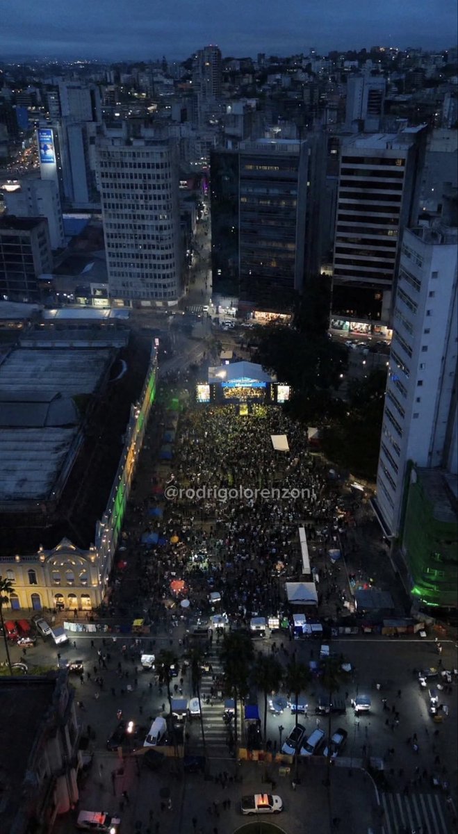NatyCassal's tweet photo. Flávio Bolsonaro em Porto Alegre x Lula em Porto Alegre https://t.co/7CznWZBFYg