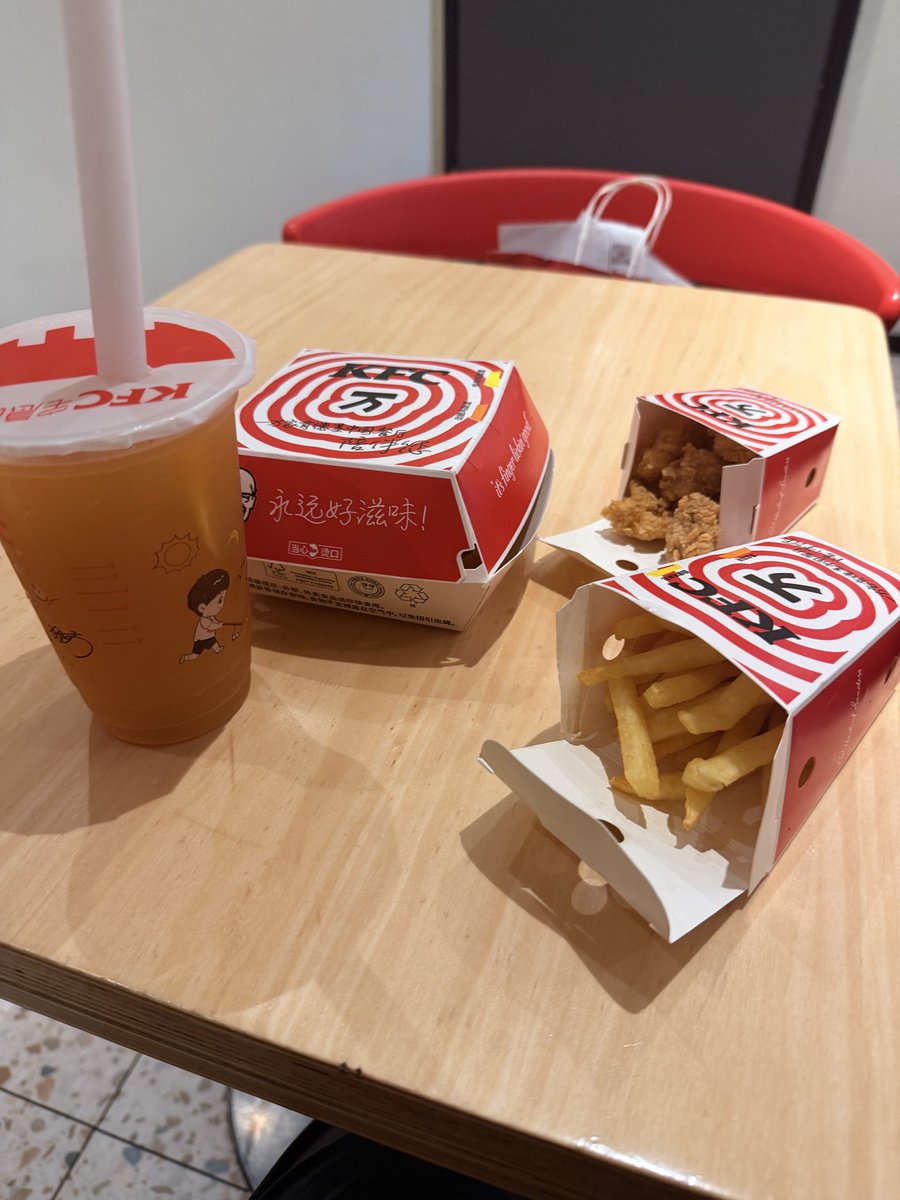 Ryo_jp81's tweet photo. 1人KFC https://t.co/HROBQR5eYX
