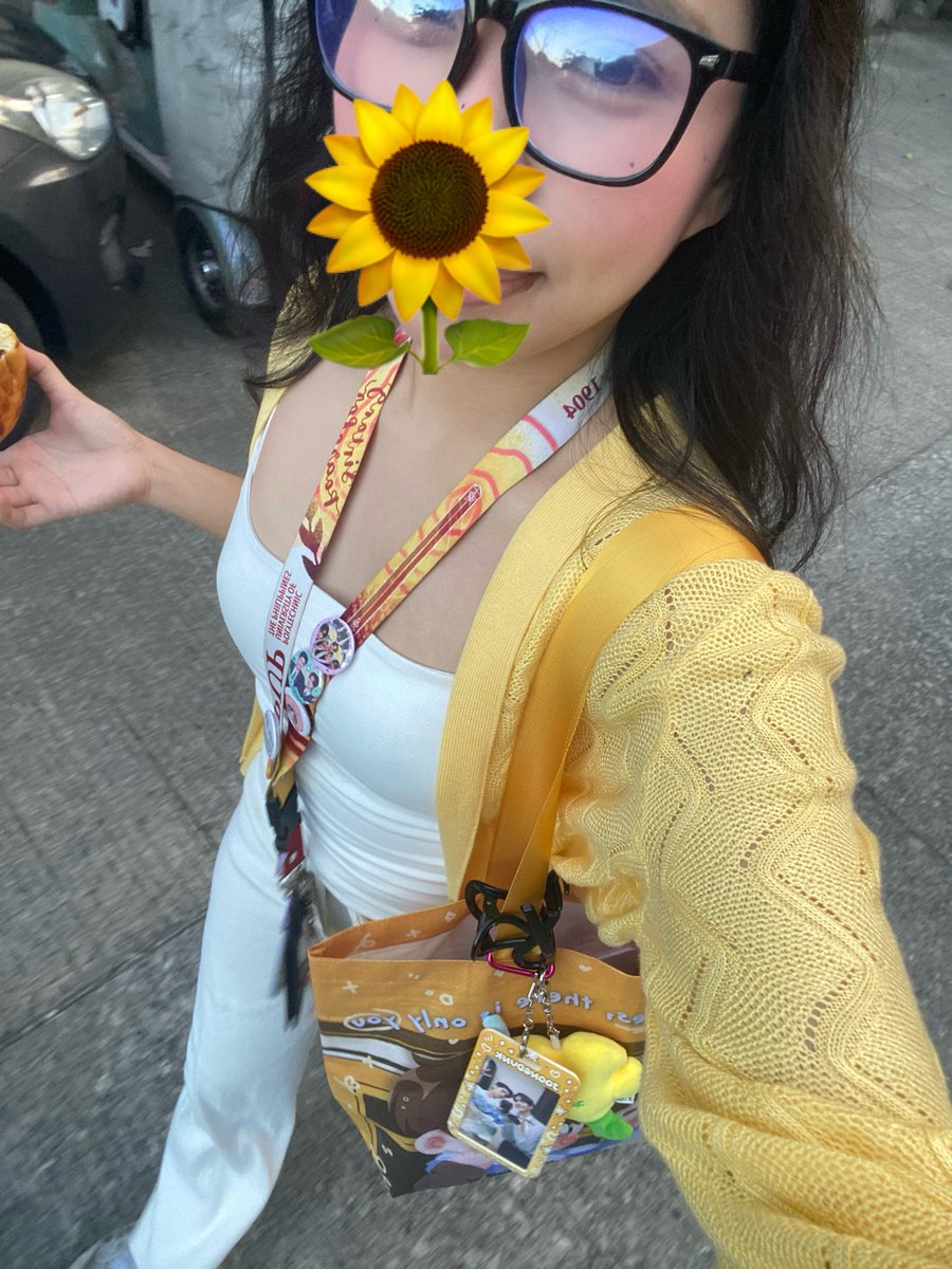 j_kynine's tweet photo. sinung naghiwalay?? tngina nyu all yellow aq todei at gagamitin q lhat ng JD merch ko….💛💛💛🌻🌻🌻 https://t.co/AVRW2P2xck