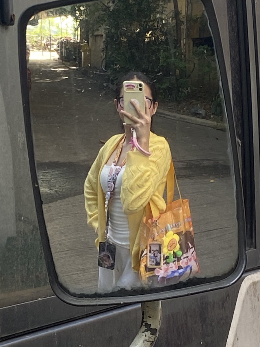 j_kynine's tweet photo. sinung naghiwalay?? tngina nyu all yellow aq todei at gagamitin q lhat ng JD merch ko….💛💛💛🌻🌻🌻 https://t.co/AVRW2P2xck