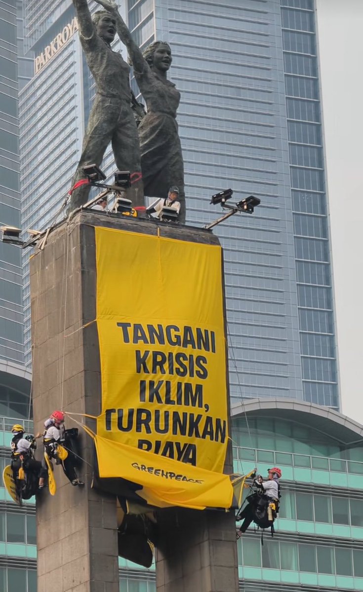 whiterosestea's tweet photo. - Negara demokrasi ❎
- Negara takut sama spanduk ✅

 From this                              To this https://t.co/B0fODRMs7G