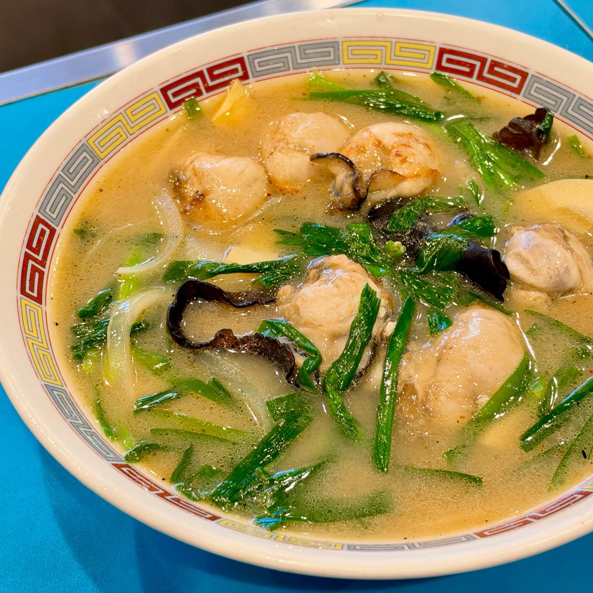 sumidamens's tweet photo. 念願のやじ満の牡蠣ラーメン
潮味 めちゃくちゃ美味かった
熱々 牡蠣ぷりぷり 最高
チャーハンも焼売もうまい https://t.co/EH46VUPuSZ