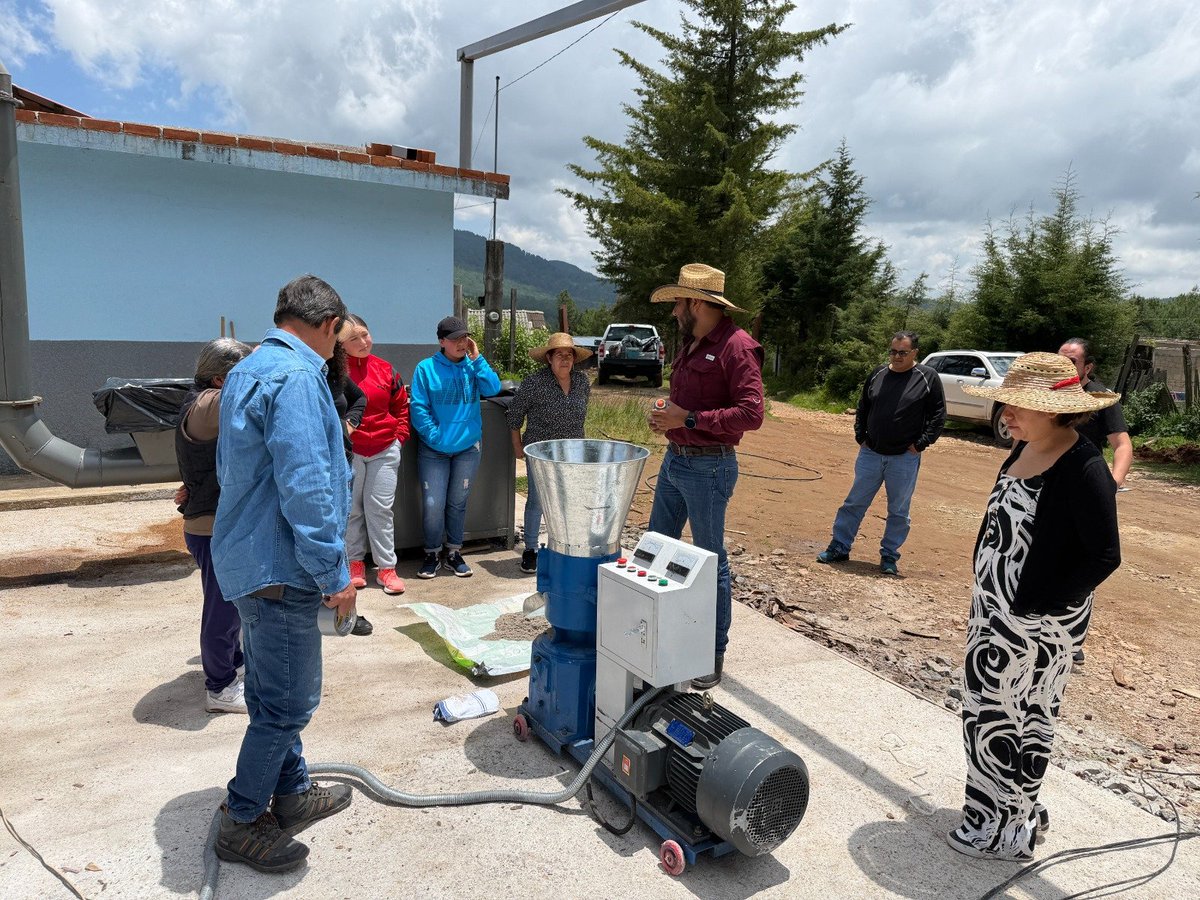 CONAFOR's tweet photo. Durante tres días de capacitación, adquirieron conocimientos sobre biomasa, operación de equipos, la elaboración de pellets🪵 (residuos forestales compactados que pueden utilizarse como biocombustible), así como su empaquetado y presentación🏷️. https://t.co/3tAmMzSUgV