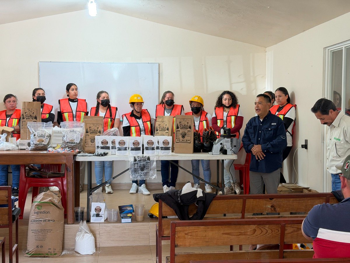 CONAFOR's tweet photo. Un grupo de mujeres del ejido La Granja de Hidalgo, en #Michoacán🙋‍♀️, participó en el taller “Elaboración de pellets a partir de residuos forestales”, como parte del apoyo de Transferencia de Tecnología y Conocimiento que reciben desde 2025. https://t.co/yRz9LCwmLc