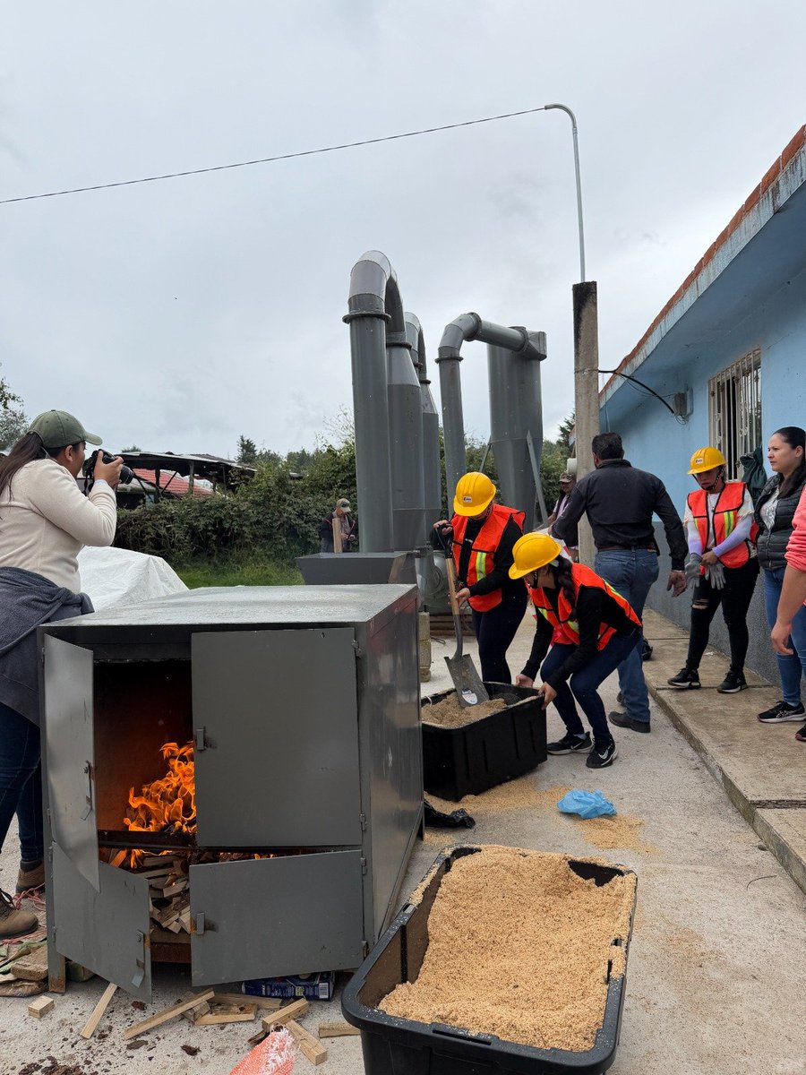 CONAFOR's tweet photo. Con el acompañamiento del Proyecto #GreenMex, esta capacitación fortalece el aprovechamiento sustentable de los recursos forestales y la participación de las mujeres en nuevas oportunidades económicas y sociales para su comunidad. https://t.co/7cCohsipJV