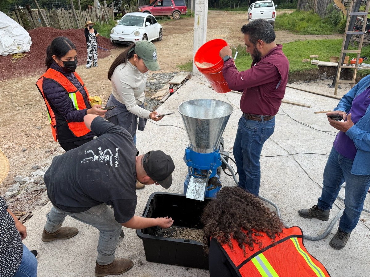 CONAFOR's tweet photo. Durante tres días de capacitación, adquirieron conocimientos sobre biomasa, operación de equipos, la elaboración de pellets🪵 (residuos forestales compactados que pueden utilizarse como biocombustible), así como su empaquetado y presentación🏷️. https://t.co/3tAmMzSUgV
