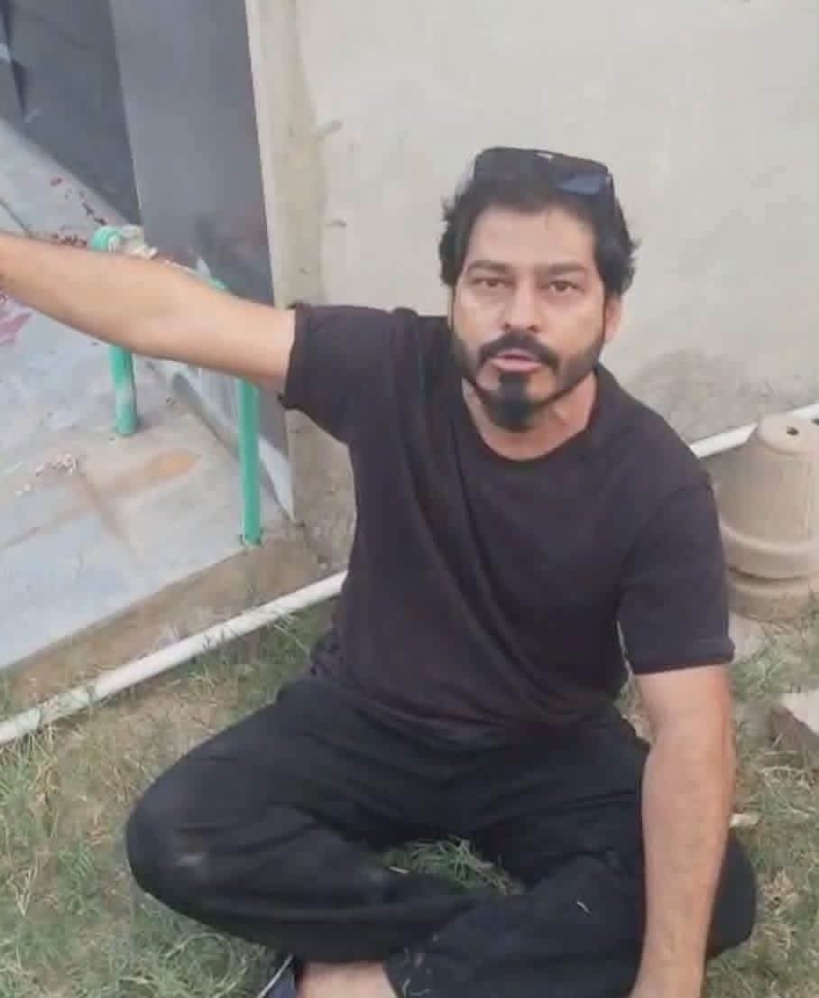 Imran_Nawaz_'s tweet photo. ملتان میں 15 سالہ مزدور وسیم عباس کے لرزہ خیز قتل کی ایف آئی آر درج ، تشدد سے تنگ آ کر گھر جانے کے خواہشمند کم عمر بچےکو گاڑی تلے روند دیا گیا،کم عمر مزدور وسیم عباس بھاگتے ہوئے دہائیاں دیتا رہا کہ اسے جان سے مارنا چاہتے ہیں مگر بے بس بچے کی فریاد زندگی نہ بچا سکی، ایف آئی آر https://t.co/B9lk7NNfAA