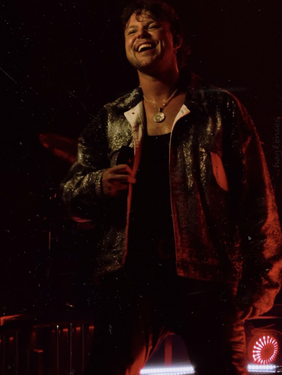 HOURLYASHIRWIN's tweet photo. That damn sparkly jacket https://t.co/NFeg3sHXO4