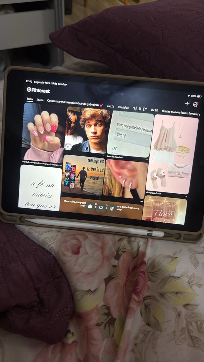 clahlynch's tweet photo. amo quando meu pinterest tá literalmente a minha cara 
-rosa
-frases 
-unhas
-lorenzo zurzulo 
-livros (especificamente bot
-roupas
-e fotos vibeticas https://t.co/YBOvBpWE5t