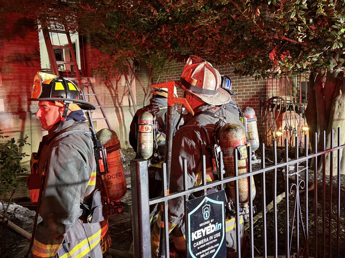 dcfireems's tweet photo. Working Fire - 1600 Block of Park Road NW

Four story apartment building with smoke showing from first floor upon arrival. 

Fire in an apartment on first floor extinguished quickly. 

One resident currently being evaluated. https://t.co/1zuMTQyXUs