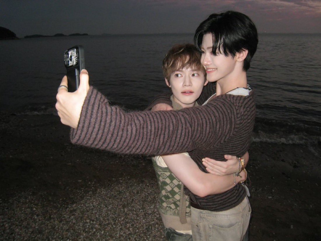 chenleveerse's tweet photo. jaemin weibo update with #CHENLE 🩵

nyangnyangz selca + hug 😸🫶🏻

#천러 #チョンロ #钟辰乐 #辰乐 #CHENLE https://t.co/trmBXEdIwN