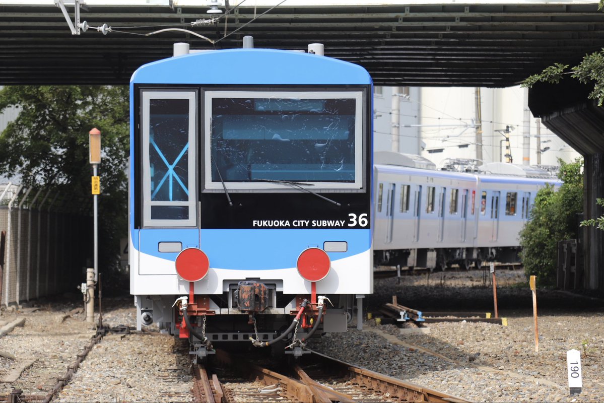 f1_jima's tweet photo. 2026.10.20
甲70  兵庫▶︎姪浜
福岡市営地下鉄4000系4136F 
本日、川崎車両を出場し甲種輸送中です！
2026年度増備分5編成の4編成目の落成
全18編成導入の12編成目です！

牽引機はDD200-20(愛)

6号車山側のバリアフリースペース窓は、ちかまる御一行様とハロウィンパーティ🎃

川崎車両北門にて https://t.co/bL4wdX4YeD