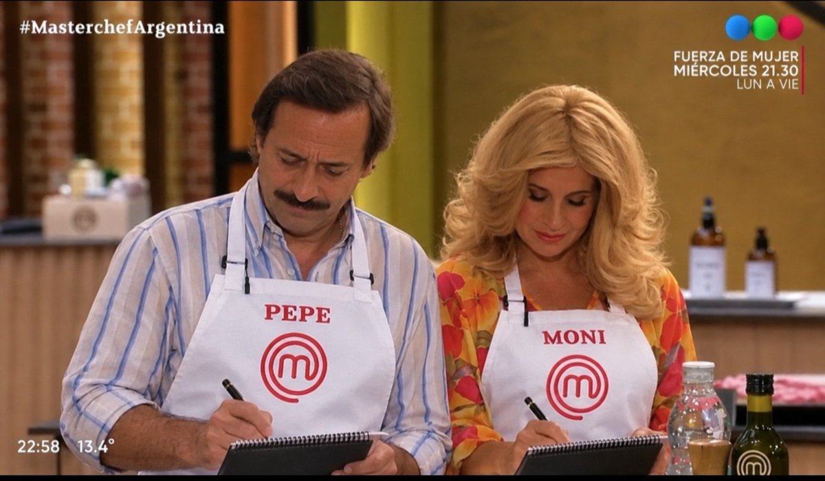 87Inus's tweet photo. QUERIDO DIARIO: HOY NUESTRO AMIGO BOY SE FUE, PQ NO SOPORTA LA BARANDA DEL MONDONGO. ESTA DESCOMPUESTO EN EL BAÑO Y NO QUIERE SALIR. 
A QUIEN SE LE OCURRE COCINAR UNA TOALLA , ASI QUE LA TRAJE A MONI, Q TE COCINA CUALQUIER COSA, MENOS COMIDA LPM . 

#MasterChefCelebrity https://t.co/KiCntXXYp9