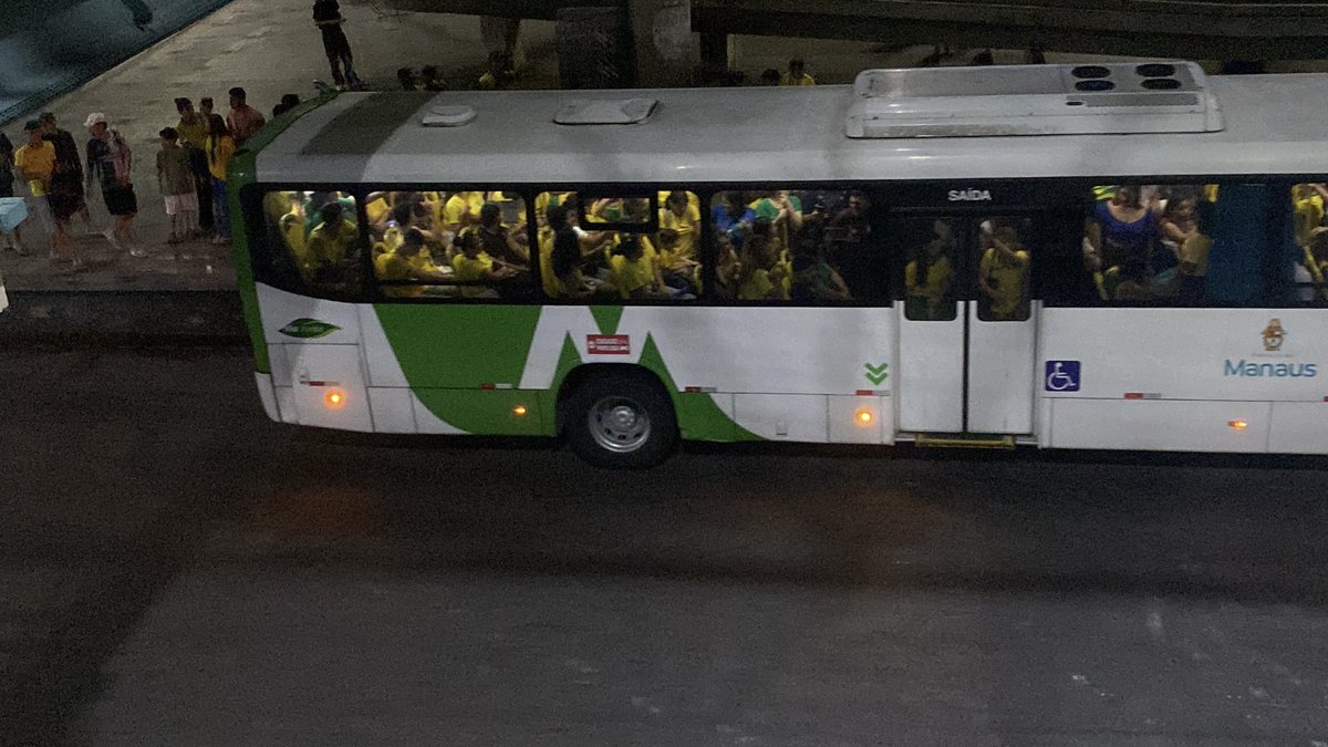 ojnrrr's tweet photo. os grandes empresários de manaus estão nesse ônibus https://t.co/WwuV2YVWoo