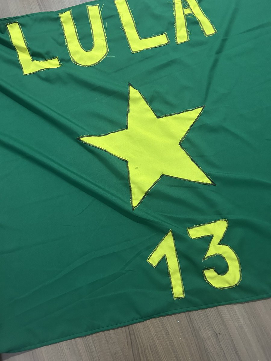 DSMXIII's tweet photo. GENTE E EU QUE VI ESSA BANDEIRA ABANDONADA E PEGUEI SEM SABER QUE ERA DO LULA 😭 ME DESCULPA PAINHO DEIXARAM NUM CANTO TA AQUI EM CASA SE VC QUISER https://t.co/oJfih2Ut6l