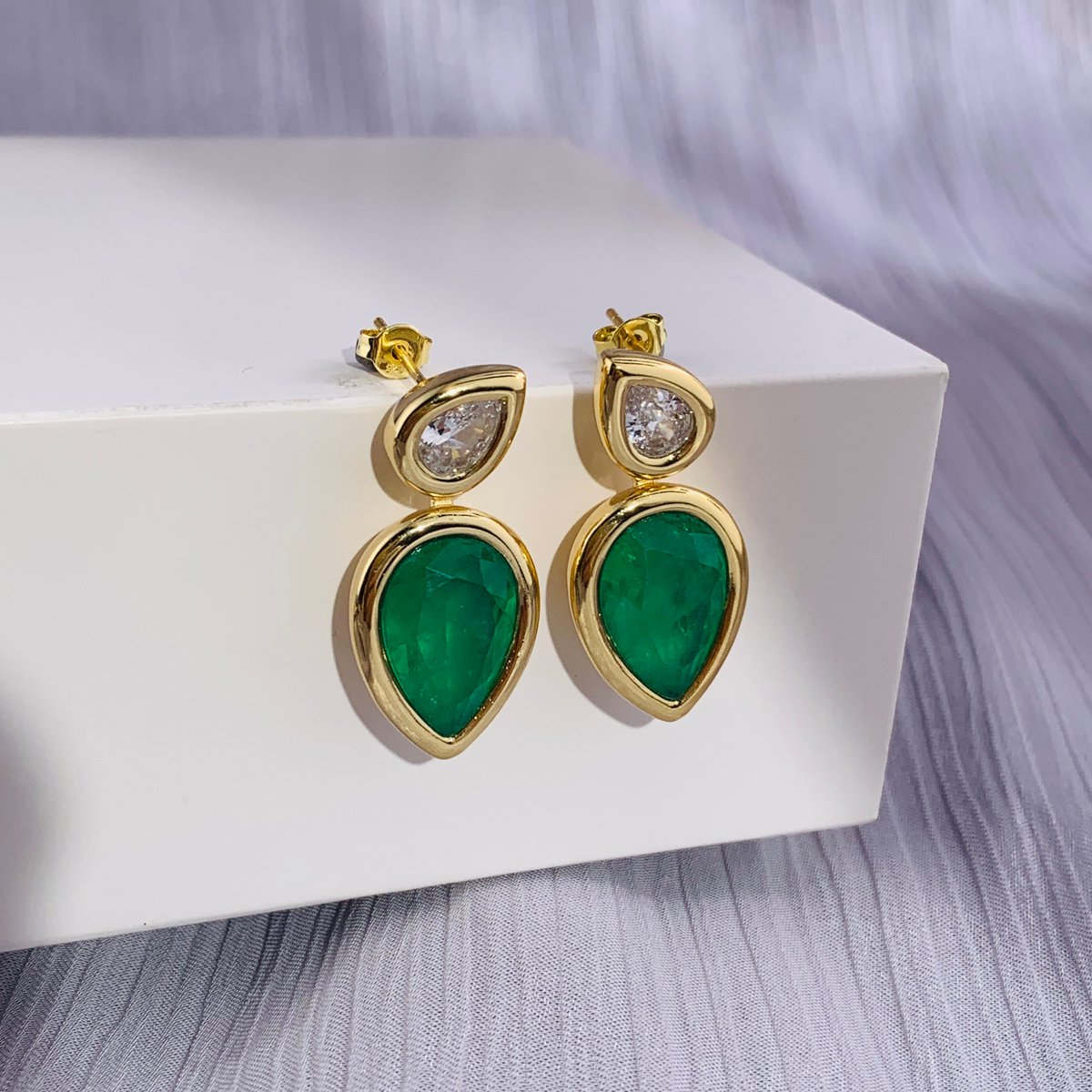 sayabling's tweet photo. A touch of emerald elegance, impossible to overlook. 💚✨
Shop: https://t.co/qtaEYPryCY

#EmeraldEarrings #EmeraldJewelry #PearCut #DropEarrings #StatementEarrings #LuxuryEarrings #FineJewelry #GreenGemstones #GemstoneJewelry #ElegantJewelry #TimelessGlamour #StatementJewelry https://t.co/PLHKdKpJ1y