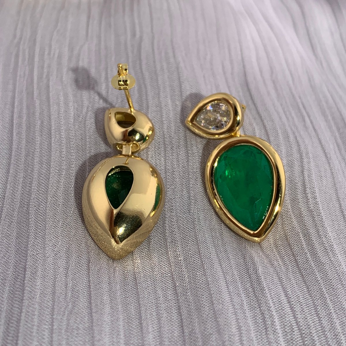 sayabling's tweet photo. A touch of emerald elegance, impossible to overlook. 💚✨
Shop: https://t.co/qtaEYPryCY

#EmeraldEarrings #EmeraldJewelry #PearCut #DropEarrings #StatementEarrings #LuxuryEarrings #FineJewelry #GreenGemstones #GemstoneJewelry #ElegantJewelry #TimelessGlamour #StatementJewelry https://t.co/PLHKdKpJ1y