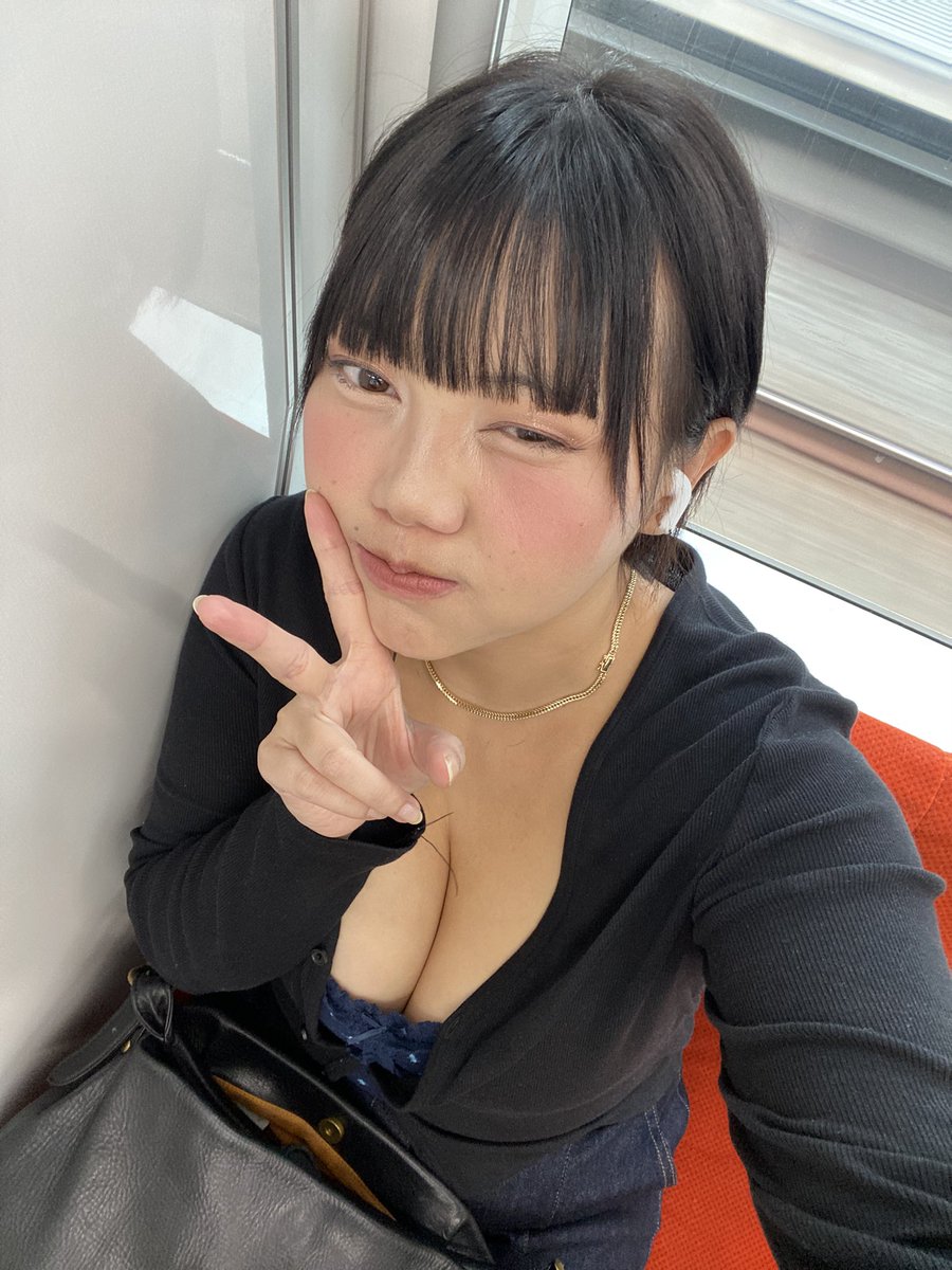 nene121222's tweet photo. 電車に乗るのはリラックスできるものです。木々がたくさんある遠くの場所へ行けば、まるで夢のような気分になるかもしれません。 https://t.co/75NPw4MxaZ