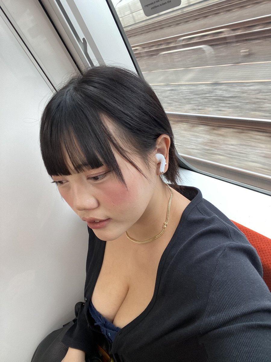 nene121222's tweet photo. 電車に乗るのはリラックスできるものです。木々がたくさんある遠くの場所へ行けば、まるで夢のような気分になるかもしれません。 https://t.co/75NPw4MxaZ