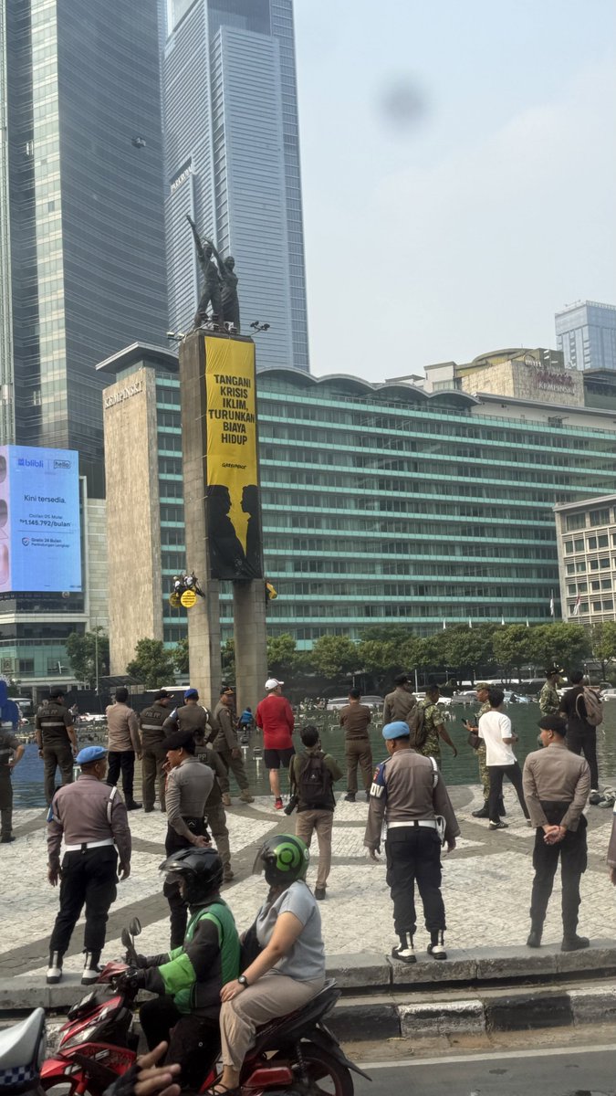 ejaaipongg's tweet photo. “BENCANA MAKIN PARAH, HIDUP MAKIN SUSAH, APA KERJA PEMERINTAH?"

"TANGANI KRISIS IKLIM, TURUNKAN BIAYA HIDUP"

Spanduk by greenpeace pagi ini di bundaran HI. https://t.co/68mE7yhxCu