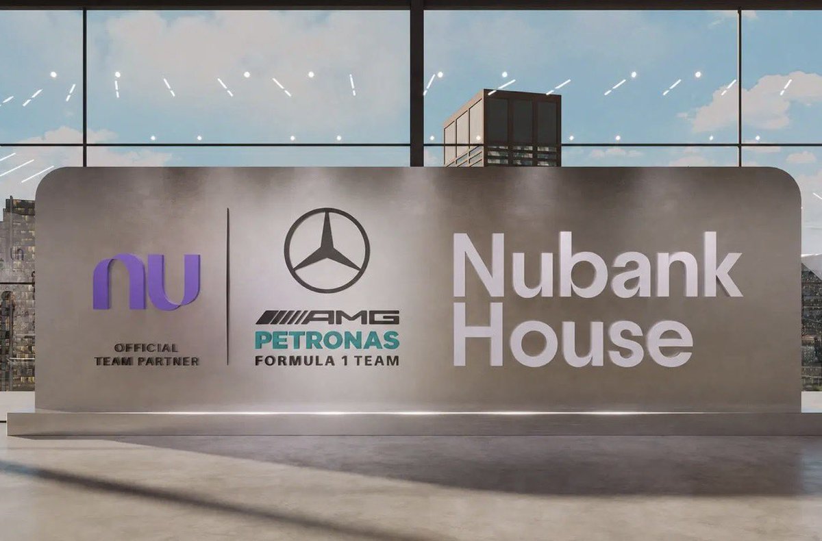 gustavoterini's tweet photo. 🚨 ATENÇÃO!

A Nubank House, experiência imersiva da Mercedes-AMG PETRONAS, acontecerá entre os dias 4 e 8 de novembro, no Nubank Parque, estádio do Palmeiras, em São Paulo.

O espaço contará com um acervo histórico inédito no Brasil, incluindo macacões, capacetes e luvas, além de uma réplica oficial do Mercedes-AMG W17 E Performance, carro da equipe na temporada atual. O público também poderá aproveitar simuladores oficiais de corrida e desafios de pit stop.

🎟️ A entrada será GRATUITA e exclusiva para clientes Nubank. Os ingressos serão liberados em etapas:
• 20/10: clientes Ultravioleta
• 21/10: clientes Croma
• 22/10: demais clientes Nubank

Cada cliente poderá reservar até 4 ingressos por CPF, incluindo o próprio e até 3 acompanhantes. Não é necessário que os acompanhantes sejam clientes Nubank, mas todos deverão entrar junto com o responsável pela reserva.

⚠️ Também será possível visitar o espaço sem reserva, por ordem de chegada e conforme a disponibilidade de vagas. Os ingressos são limitados e intransferíveis.

⏰ A experiência dura aproximadamente 45 minutos. O funcionamento será das 10h às 21h, com último acesso às 20h30.

📍 Nubank Parque, Rua Padre Antônio Tomás, 72, Portão C1, Água Branca, São Paulo.

🌐 Reservas pela Sympla.

📸 Divulgação