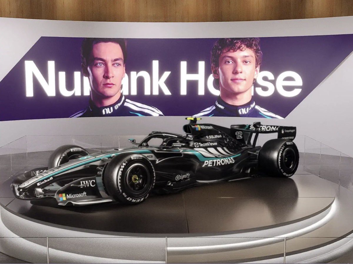 gustavoterini's tweet photo. 🚨 ATENÇÃO!

A Nubank House, experiência imersiva da Mercedes-AMG PETRONAS, acontecerá entre os dias 4 e 8 de novembro, no Nubank Parque, estádio do Palmeiras, em São Paulo.

O espaço contará com um acervo histórico inédito no Brasil, incluindo macacões, capacetes e luvas, além de uma réplica oficial do Mercedes-AMG W17 E Performance, carro da equipe na temporada atual. O público também poderá aproveitar simuladores oficiais de corrida e desafios de pit stop.

🎟️ A entrada será GRATUITA e exclusiva para clientes Nubank. Os ingressos serão liberados em etapas:
• 20/10: clientes Ultravioleta
• 21/10: clientes Croma
• 22/10: demais clientes Nubank

Cada cliente poderá reservar até 4 ingressos por CPF, incluindo o próprio e até 3 acompanhantes. Não é necessário que os acompanhantes sejam clientes Nubank, mas todos deverão entrar junto com o responsável pela reserva.

⚠️ Também será possível visitar o espaço sem reserva, por ordem de chegada e conforme a disponibilidade de vagas. Os ingressos são limitados e intransferíveis.

⏰ A experiência dura aproximadamente 45 minutos. O funcionamento será das 10h às 21h, com último acesso às 20h30.

📍 Nubank Parque, Rua Padre Antônio Tomás, 72, Portão C1, Água Branca, São Paulo.

🌐 Reservas pela Sympla.

📸 Divulgação
