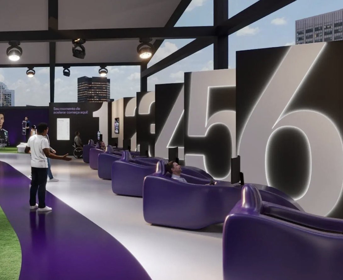 gustavoterini's tweet photo. 🚨 ATENÇÃO!

A Nubank House, experiência imersiva da Mercedes-AMG PETRONAS, acontecerá entre os dias 4 e 8 de novembro, no Nubank Parque, estádio do Palmeiras, em São Paulo.

O espaço contará com um acervo histórico inédito no Brasil, incluindo macacões, capacetes e luvas, além de uma réplica oficial do Mercedes-AMG W17 E Performance, carro da equipe na temporada atual. O público também poderá aproveitar simuladores oficiais de corrida e desafios de pit stop.

🎟️ A entrada será GRATUITA e exclusiva para clientes Nubank. Os ingressos serão liberados em etapas:
• 20/10: clientes Ultravioleta
• 21/10: clientes Croma
• 22/10: demais clientes Nubank

Cada cliente poderá reservar até 4 ingressos por CPF, incluindo o próprio e até 3 acompanhantes. Não é necessário que os acompanhantes sejam clientes Nubank, mas todos deverão entrar junto com o responsável pela reserva.

⚠️ Também será possível visitar o espaço sem reserva, por ordem de chegada e conforme a disponibilidade de vagas. Os ingressos são limitados e intransferíveis.

⏰ A experiência dura aproximadamente 45 minutos. O funcionamento será das 10h às 21h, com último acesso às 20h30.

📍 Nubank Parque, Rua Padre Antônio Tomás, 72, Portão C1, Água Branca, São Paulo.

🌐 Reservas pela Sympla.

📸 Divulgação