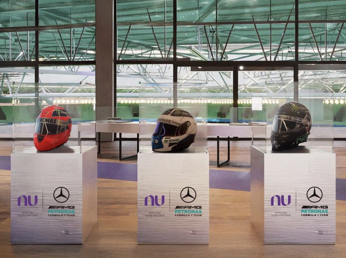 gustavoterini's tweet photo. 🚨 ATENÇÃO!

A Nubank House, experiência imersiva da Mercedes-AMG PETRONAS, acontecerá entre os dias 4 e 8 de novembro, no Nubank Parque, estádio do Palmeiras, em São Paulo.

O espaço contará com um acervo histórico inédito no Brasil, incluindo macacões, capacetes e luvas, além de uma réplica oficial do Mercedes-AMG W17 E Performance, carro da equipe na temporada atual. O público também poderá aproveitar simuladores oficiais de corrida e desafios de pit stop.

🎟️ A entrada será GRATUITA e exclusiva para clientes Nubank. Os ingressos serão liberados em etapas:
• 20/10: clientes Ultravioleta
• 21/10: clientes Croma
• 22/10: demais clientes Nubank

Cada cliente poderá reservar até 4 ingressos por CPF, incluindo o próprio e até 3 acompanhantes. Não é necessário que os acompanhantes sejam clientes Nubank, mas todos deverão entrar junto com o responsável pela reserva.

⚠️ Também será possível visitar o espaço sem reserva, por ordem de chegada e conforme a disponibilidade de vagas. Os ingressos são limitados e intransferíveis.

⏰ A experiência dura aproximadamente 45 minutos. O funcionamento será das 10h às 21h, com último acesso às 20h30.

📍 Nubank Parque, Rua Padre Antônio Tomás, 72, Portão C1, Água Branca, São Paulo.

🌐 Reservas pela Sympla.

📸 Divulgação