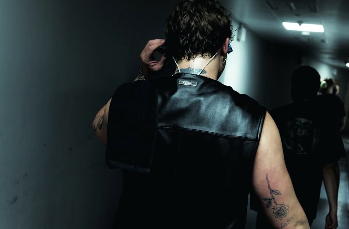 HOURLYASHIRWIN tweet picture