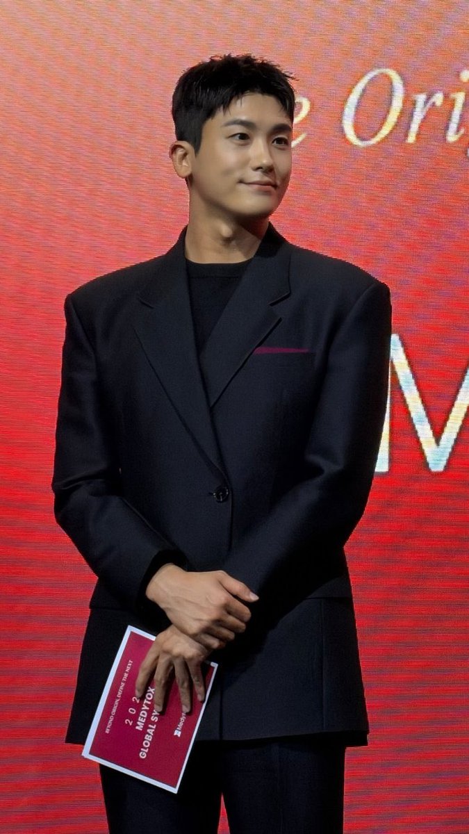 SIKcretW's tweet photo. More moments with Hyungsik at the Medytox 2026 Global Symposium in Seoul last night ♥️ I’m loving his new hairstyle, everything suits him really! He looks so fresh and happy 🥰

#parkhyungsik #박형식 #パクヒョンシク #朴炯植 #medytox https://t.co/1VVe611T4s