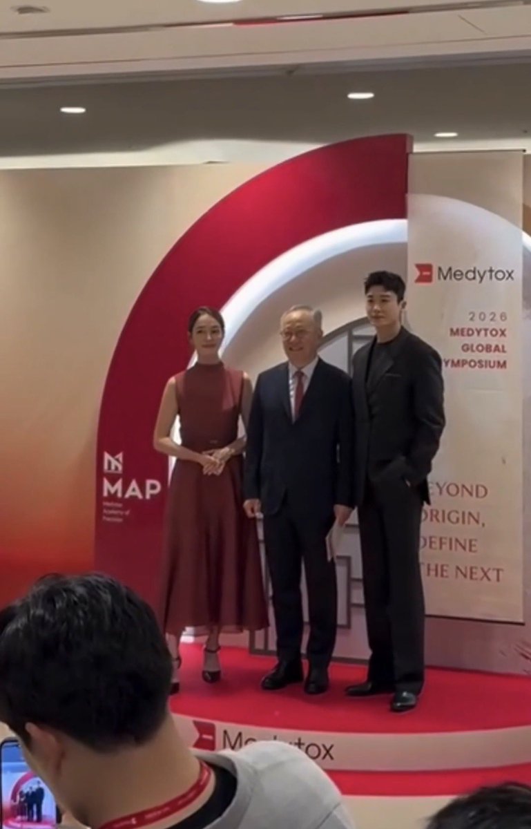 SIKcretW's tweet photo. More moments with Hyungsik at the Medytox 2026 Global Symposium in Seoul last night ♥️ I’m loving his new hairstyle, everything suits him really! He looks so fresh and happy 🥰

#parkhyungsik #박형식 #パクヒョンシク #朴炯植 #medytox https://t.co/1VVe611T4s