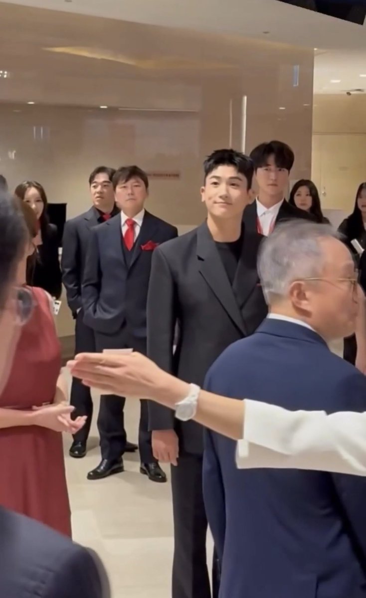 SIKcretW's tweet photo. More moments with Hyungsik at the Medytox 2026 Global Symposium in Seoul last night ♥️ I’m loving his new hairstyle, everything suits him really! He looks so fresh and happy 🥰

#parkhyungsik #박형식 #パクヒョンシク #朴炯植 #medytox https://t.co/1VVe611T4s