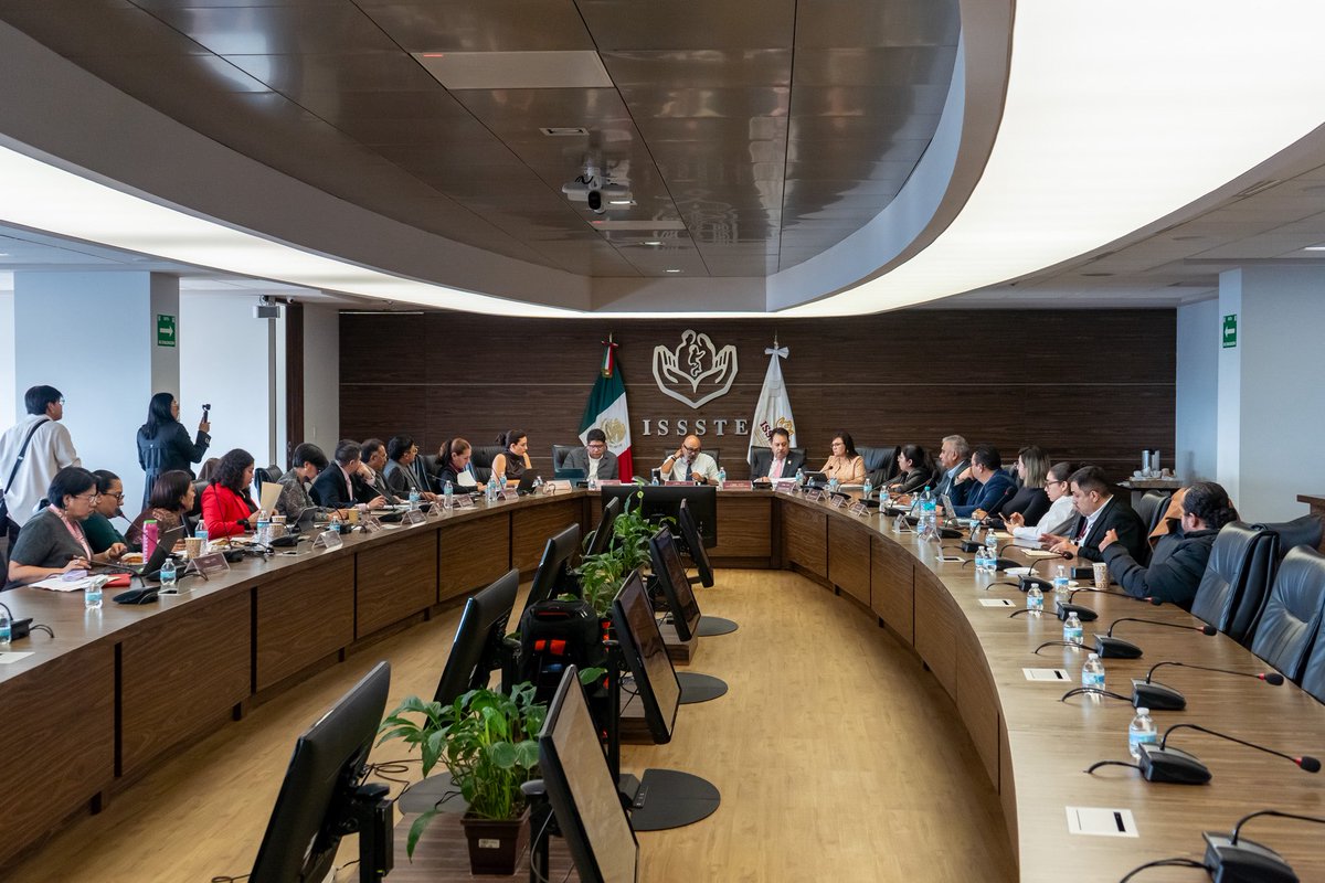 RockAvilaISSSTE's tweet photo. Iniciamos la semana con #ConsejosConsultivos @ISSSTE_mx.

Las Representaciones de Oaxaca y de #CDMX en Zona Oriente, Poniente, Norte, Sur, presentaron sus principales avances y logros regionales.

A través de la coordinación  y el trabajo territorial, fortalecemos el sistema de salud pública.