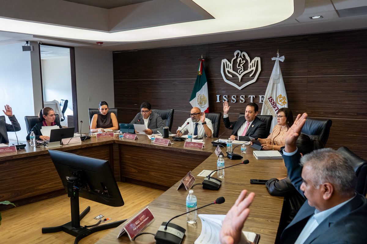 RockAvilaISSSTE's tweet photo. Iniciamos la semana con #ConsejosConsultivos @ISSSTE_mx.

Las Representaciones de Oaxaca y de #CDMX en Zona Oriente, Poniente, Norte, Sur, presentaron sus principales avances y logros regionales.

A través de la coordinación  y el trabajo territorial, fortalecemos el sistema de salud pública.
