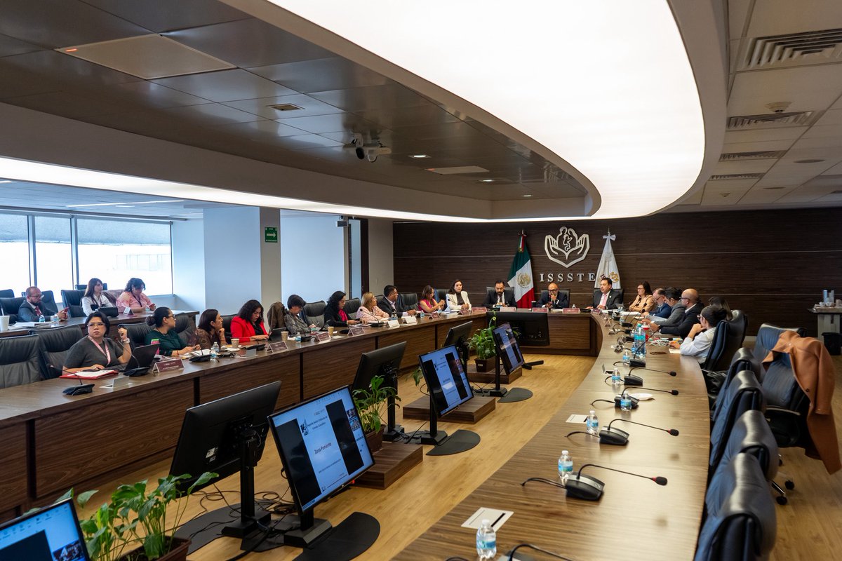 RockAvilaISSSTE's tweet photo. Iniciamos la semana con #ConsejosConsultivos @ISSSTE_mx.

Las Representaciones de Oaxaca y de #CDMX en Zona Oriente, Poniente, Norte, Sur, presentaron sus principales avances y logros regionales.

A través de la coordinación  y el trabajo territorial, fortalecemos el sistema de salud pública.