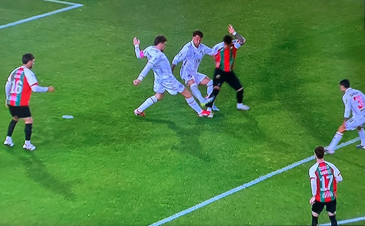 santipereira93's tweet photo. Cuando un árbitro se supera hay que decirlo. No todo está mal en @audafgremial. Jonathan Fuentes que en cancha era pésimo y normalmente fuera de forma, hoy demostró que podía ser peor, ahora desde el VAR. Felicitaciones a uno de los Yimmi Boys https://t.co/1dSSmFHVFo