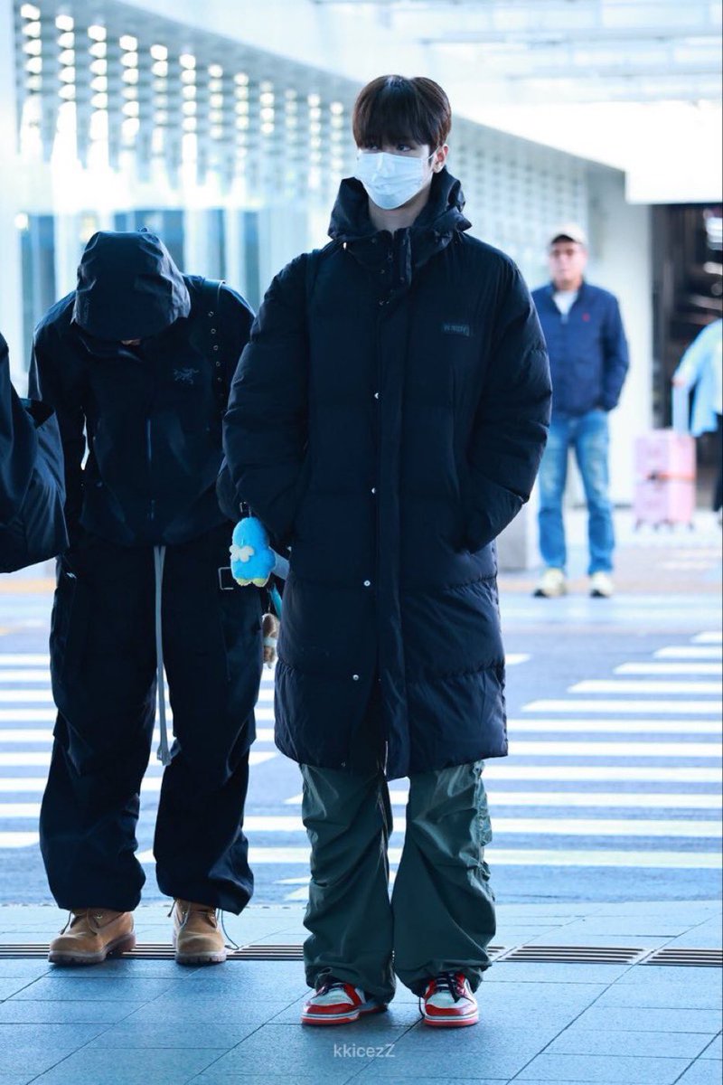 nl_uam's tweet photo. 뒤에 바막하나로 10월의 풍파를 견디는 대한민국의 아저씨가 보이지않느냐 https://t.co/2oLLWHcvvh