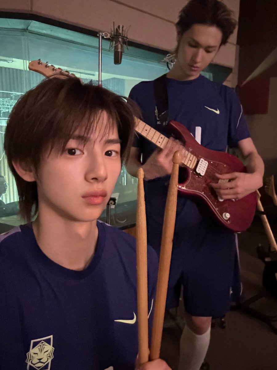 unicorngirlmate's tweet photo. music boyfriend i’m your yum yum https://t.co/lRAqEJeL44
