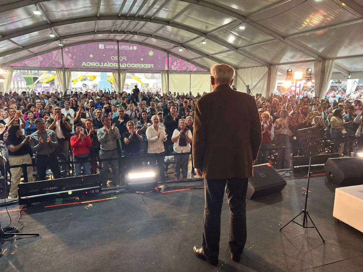 DrLorenzoMeyer's tweet photo. La historia no es un ejercicio de nostalgia: es una herramienta para comprender el poder y cuestionar el presente.
Ayer, en el cierre de la #FILZ2026, conversé invitado por @brigadacultural. Gracias a quienes nos acompañaron.
Diálogo completo 👇 https://t.co/orpUq41kQn https://t.co/E56xcD53mp