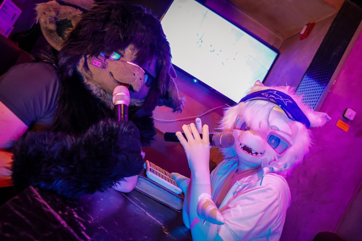 NickTheGoofball's tweet photo. Hosted my first furmeet in Korea!
Pizza, board games, karaoke... Loved getting to know everyone better. Thanks for coming, @0nlinetakuu @seadogwal @bora88809 @RYUDEJVKEIRU ! 💜
Huge thanks to @BasdogNews for helping make it happen and capturing these lovely moments! https://t.co/3WH2JWYfg3
