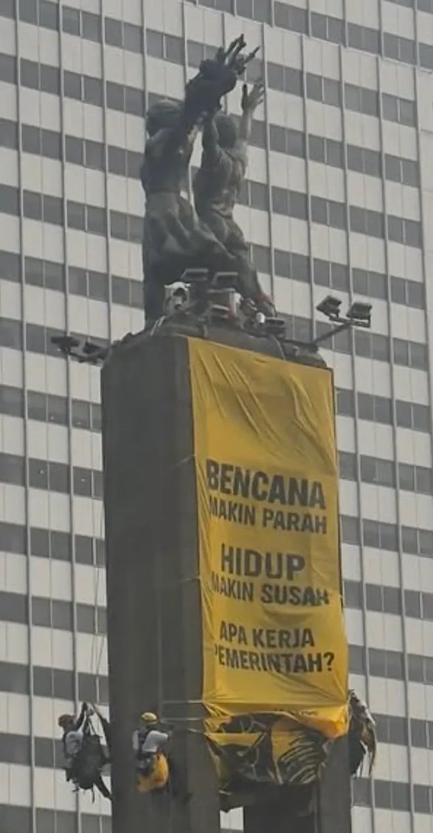 supelpowel's tweet photo. BUNDARAN HI PAGI INI !!

Aktivis Greenpeace membentangkan spanduk atau baliho protes di atas Patung Selamat Datang, Bundaran HI

Respect 🫡 🫡 https://t.co/UFC72d3hE9